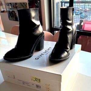 Givenchy Bottine d Chain 10 Black Ankle Boots